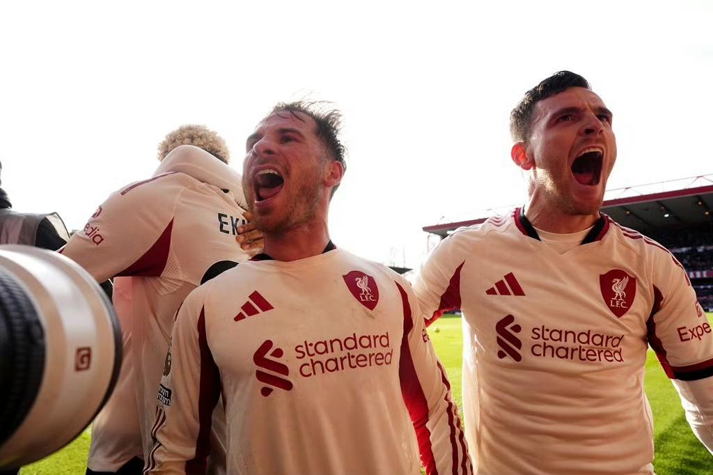 利物浦补时绝杀森林，积分追平切尔西和曼联。英超争五大戏，更加激烈了。这三支顶级豪