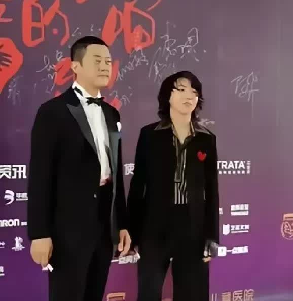 李亚鹏在直播中透露，女儿李嫣很少主动和他联系，微信上往往要隔三天才会回复他的