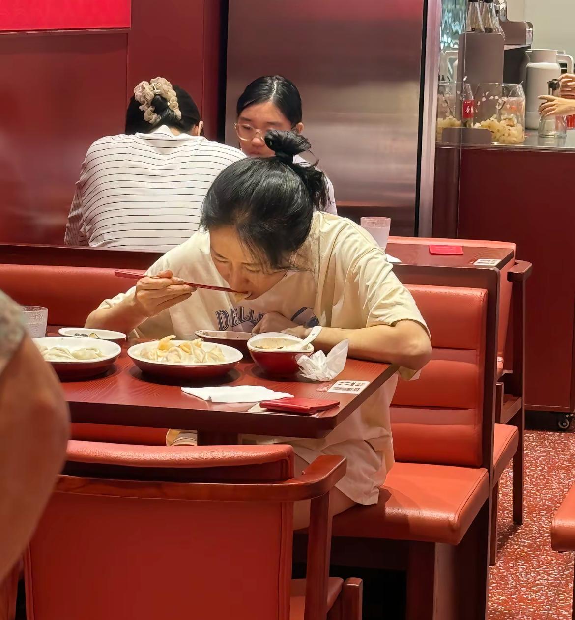 50岁刘敏涛这饭量真的“惊人”，一个人吃两盘水饺，关键是她还不胖，你说气人不？
