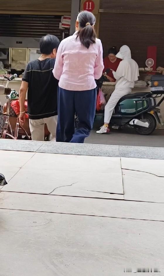 生意重在人心，不急一时成交。今日一位腿脚不便的阿姨来到小店，我搀扶她进店，搬来座