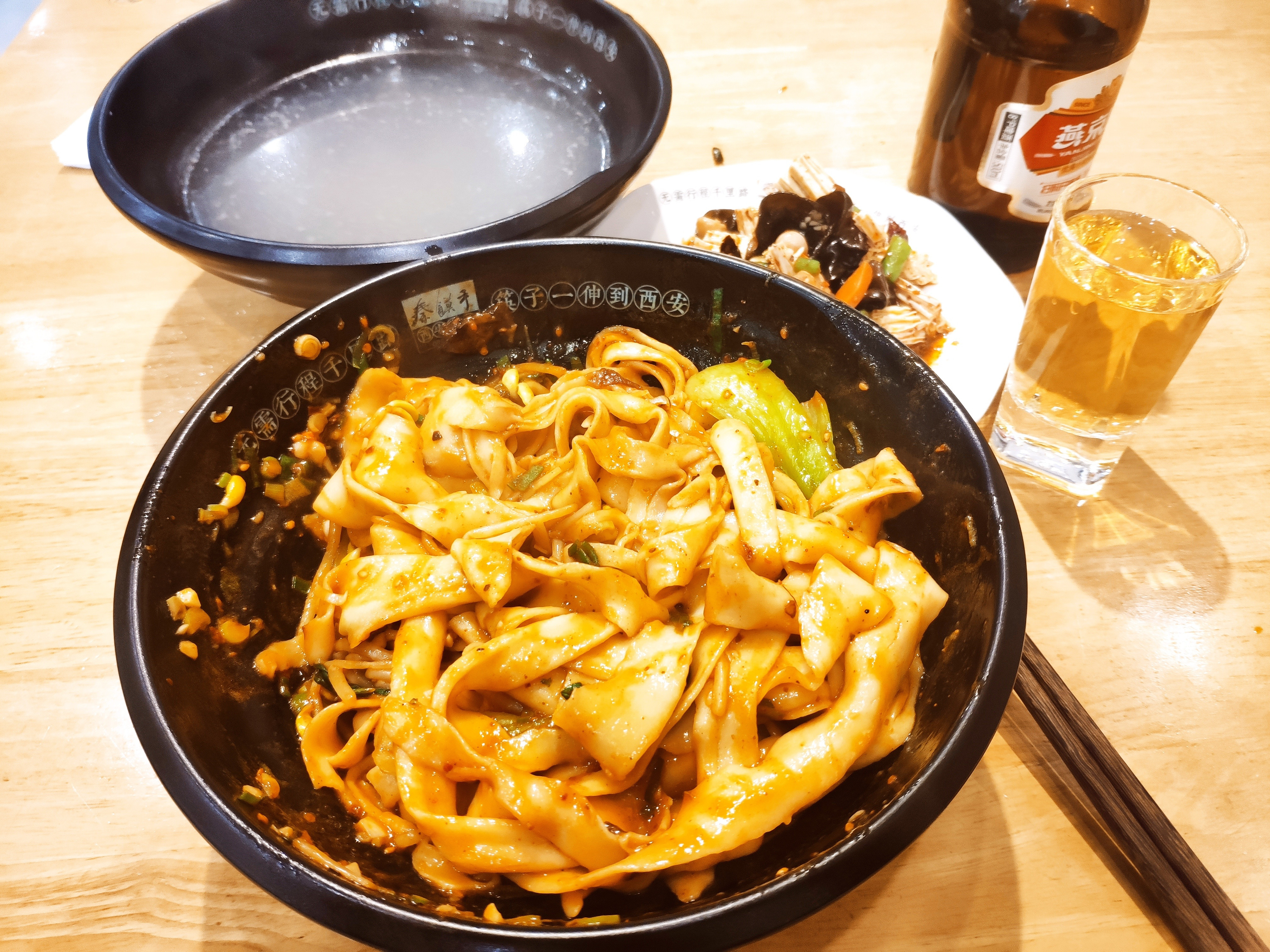 想念西安的时候，就去吃一碗油泼面吧，面里有西安的味道。西安油泼面