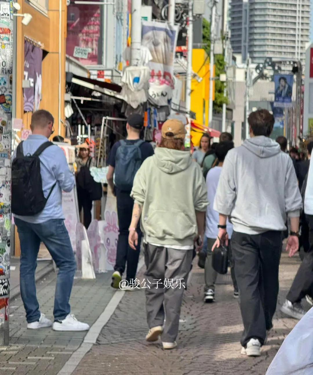 #日本原宿偶遇鹿晗#网友在日本原宿偶遇了鹿晗！鹿晗染了棕色的头发，一身休闲穿搭