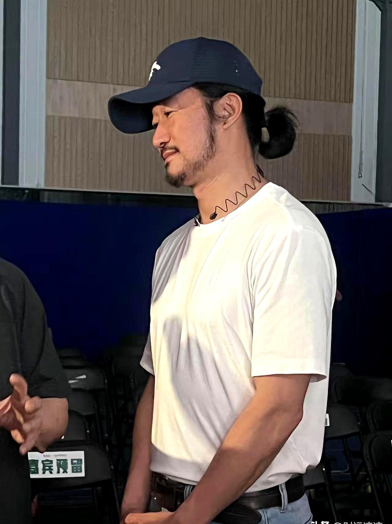 7亿砸下去，吴京这次赌大了春节档全是合家欢，他偏把硬核武侠往里塞。去年同档