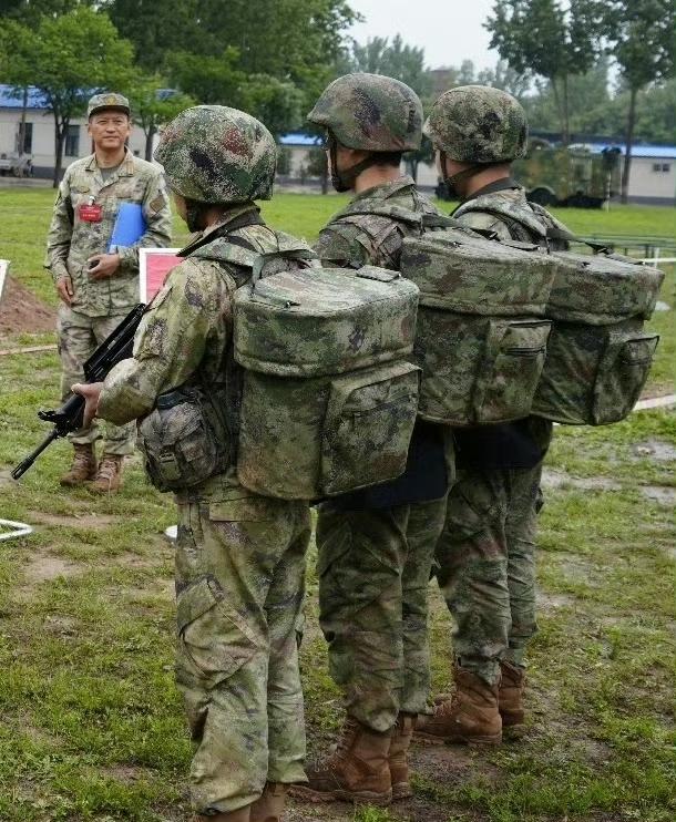 解放军战士这背包是干什么用的？里面装的是什么？有人知道吗？[笑着哭]说战场“送外