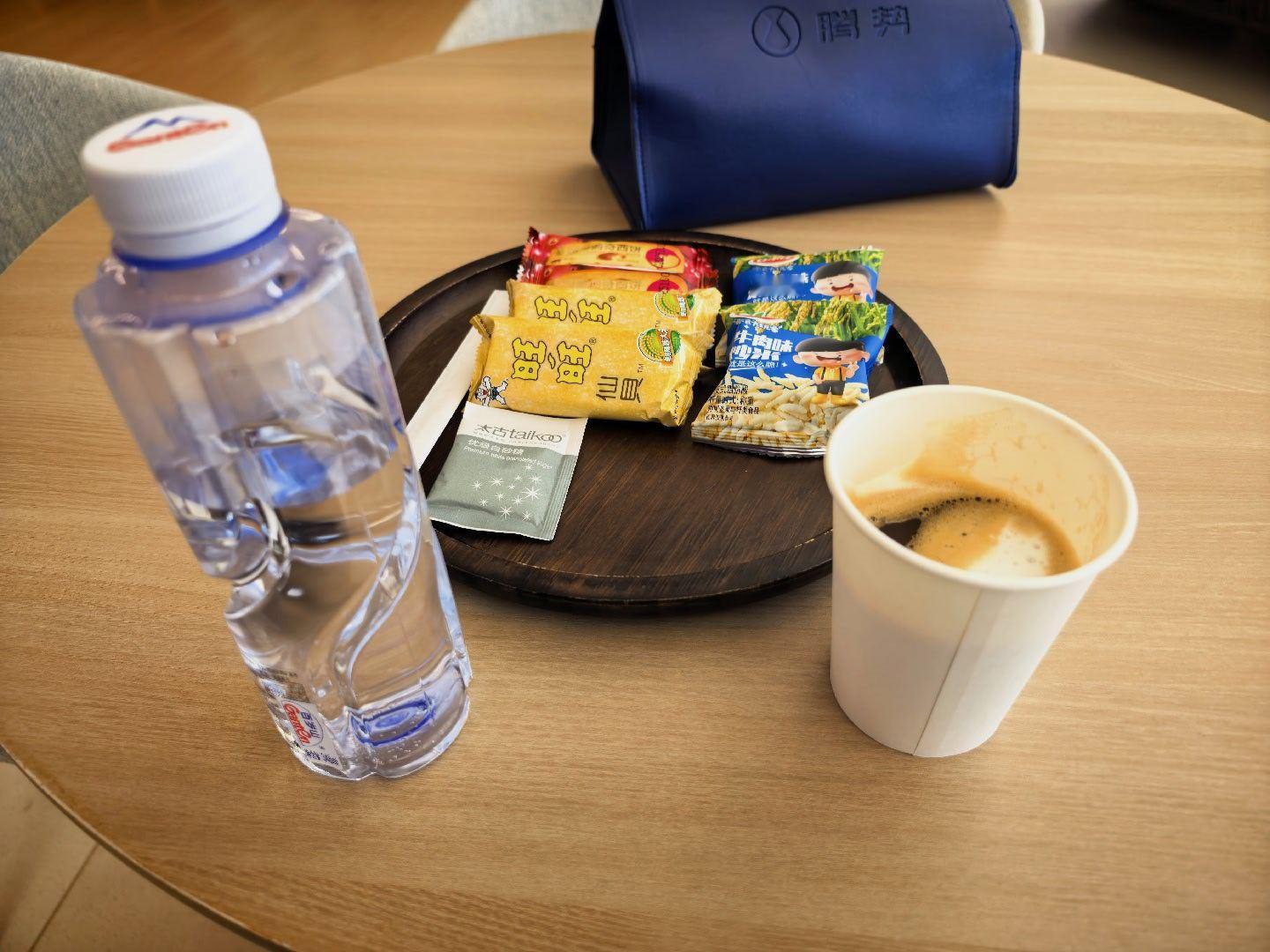 之前去另一家腾势店拍N8L，一到店我就说明来意，是来拍车的，不买车，但人家还是积