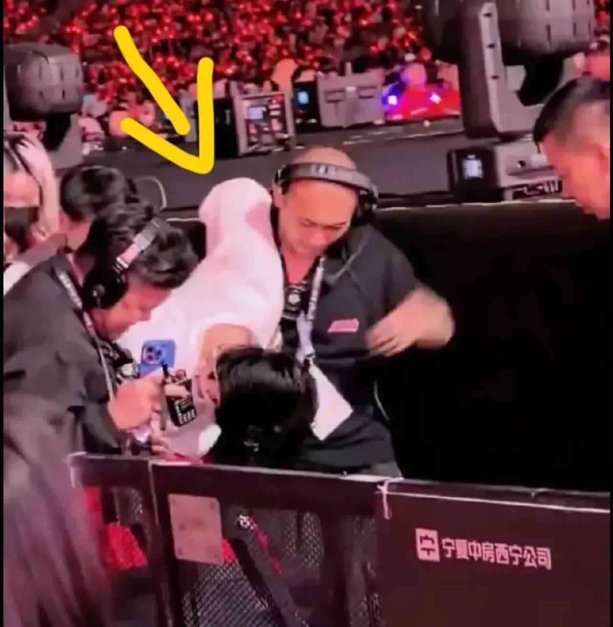 发现了没，杨宗纬从舞台上掉下来，不是因为他重视程度不够，也不是因为舞台上