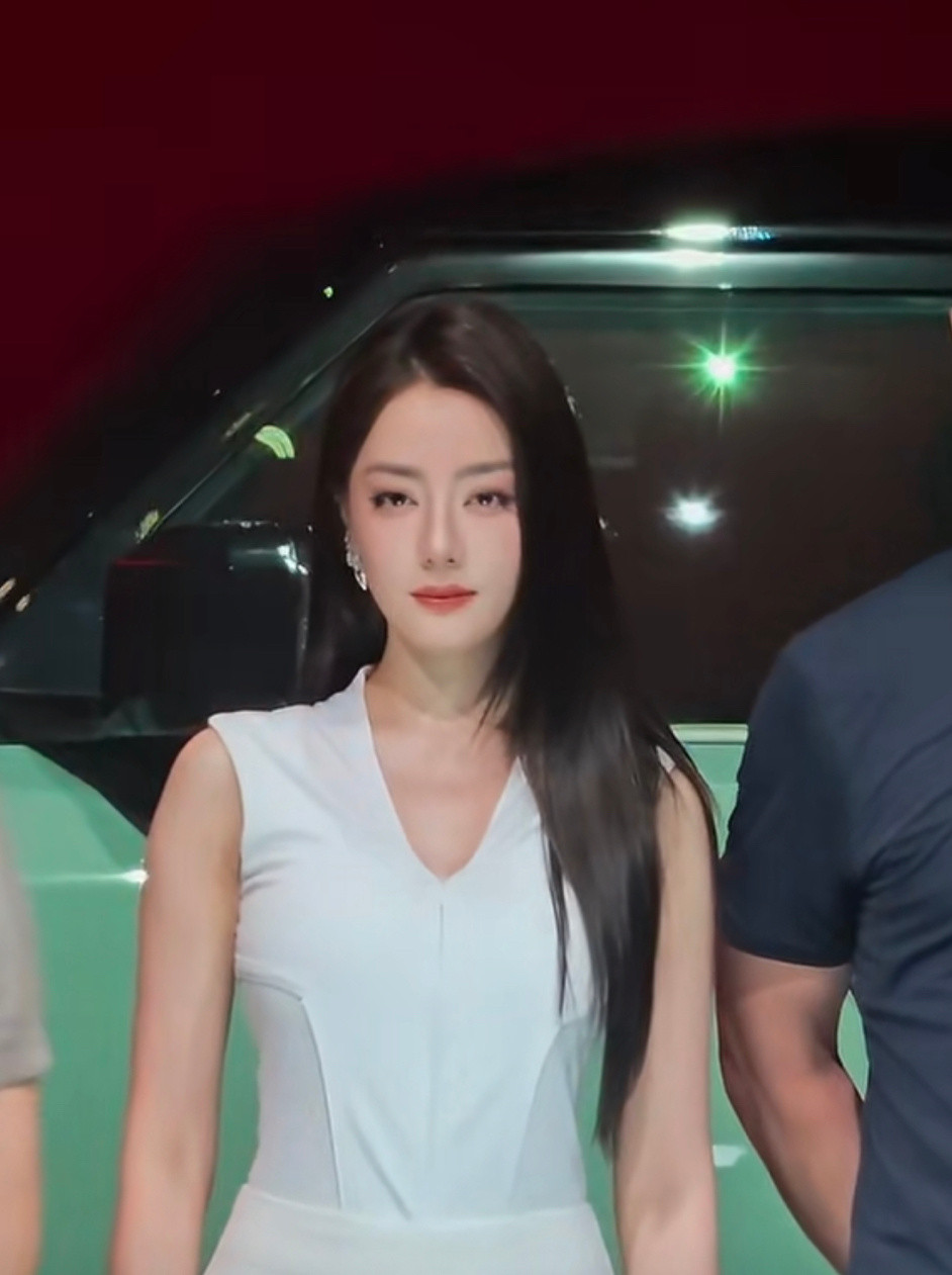 迪丽热巴路虎发布会直拍，超绝建模脸，美得冲击力十足！