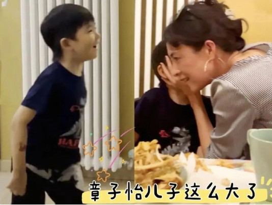 章子怡接儿子放学，5岁儿子正脸照曝光，笑容神似汪峰，好可爱哦！​​​