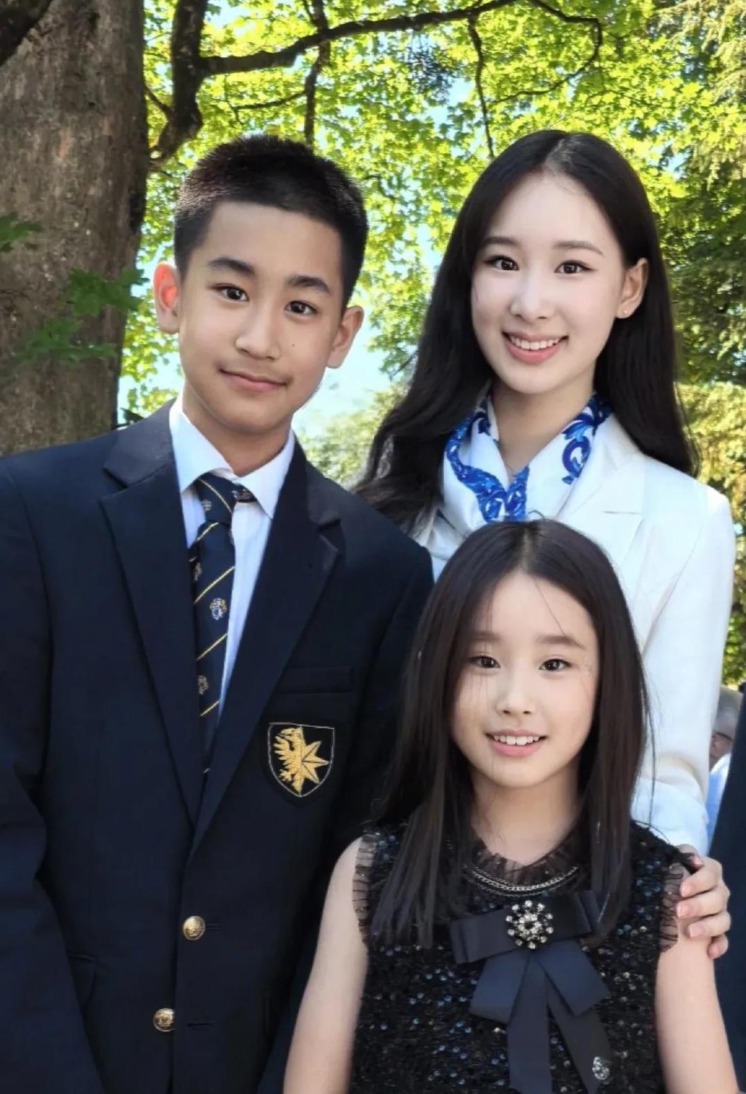 赵文卓家这三个孩子，大大小小，都是俊男靓女，赏心悦目，很是让人羡慕！赵文卓是我