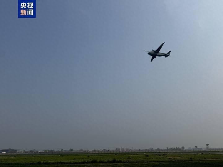 美国还在满世界拉帮结派，咱们却悄悄干了件惊天动地的大事。就在今天，一架7吨级的“