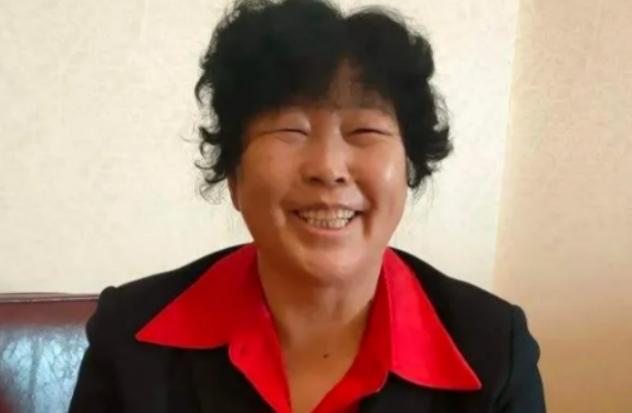 1985年，年仅19岁的殷玉珍被父亲狠心下嫁给毛乌素沙漠的白万祥。新婚之夜，白万
