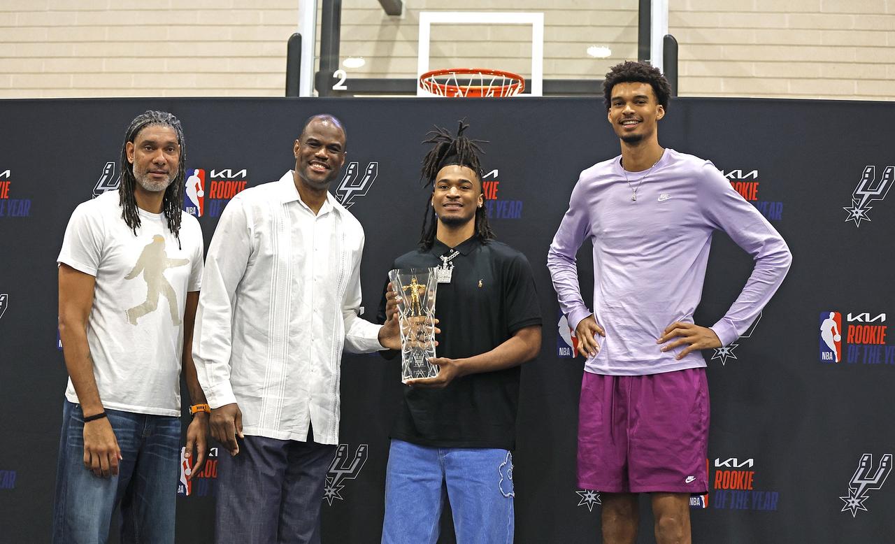 谈到文班亚马的特殊性，NBA名宿肯尼·史密斯做了一个很形象的比喻：“文班就像是校