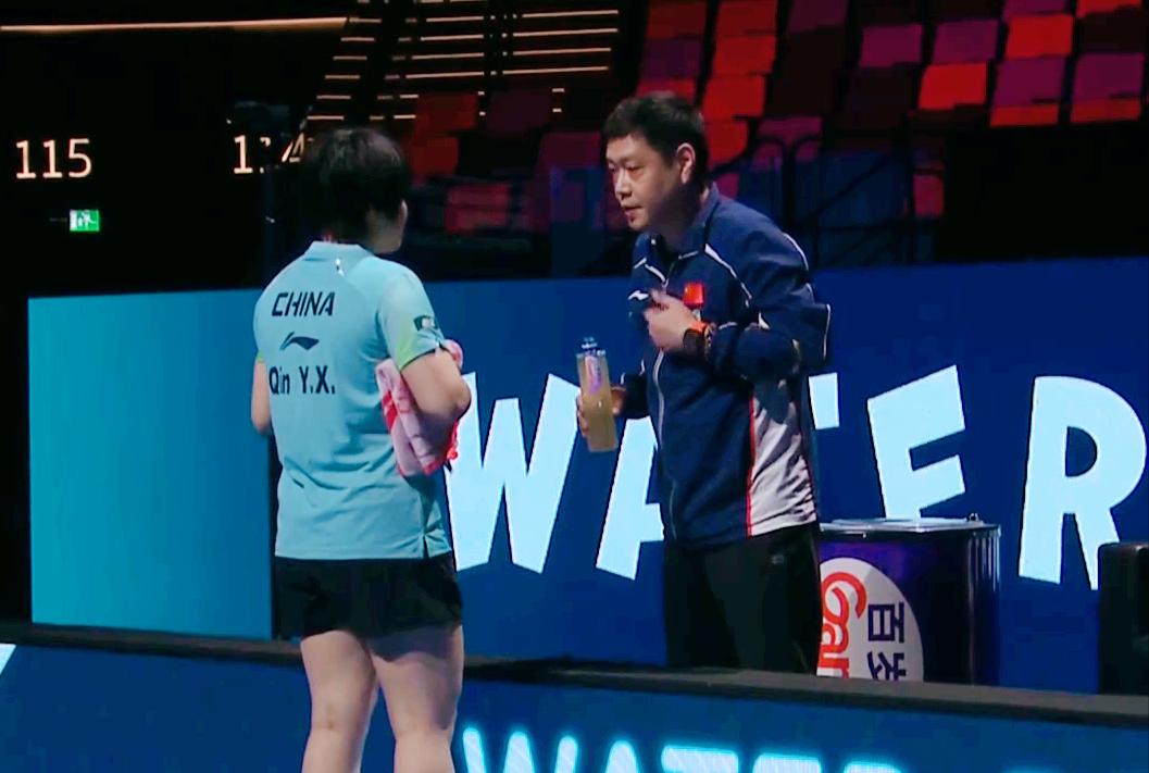 邱贻可果然是高手，第一局就大胆叫了暂停！第一局覃予萱打的非常积极，开局4