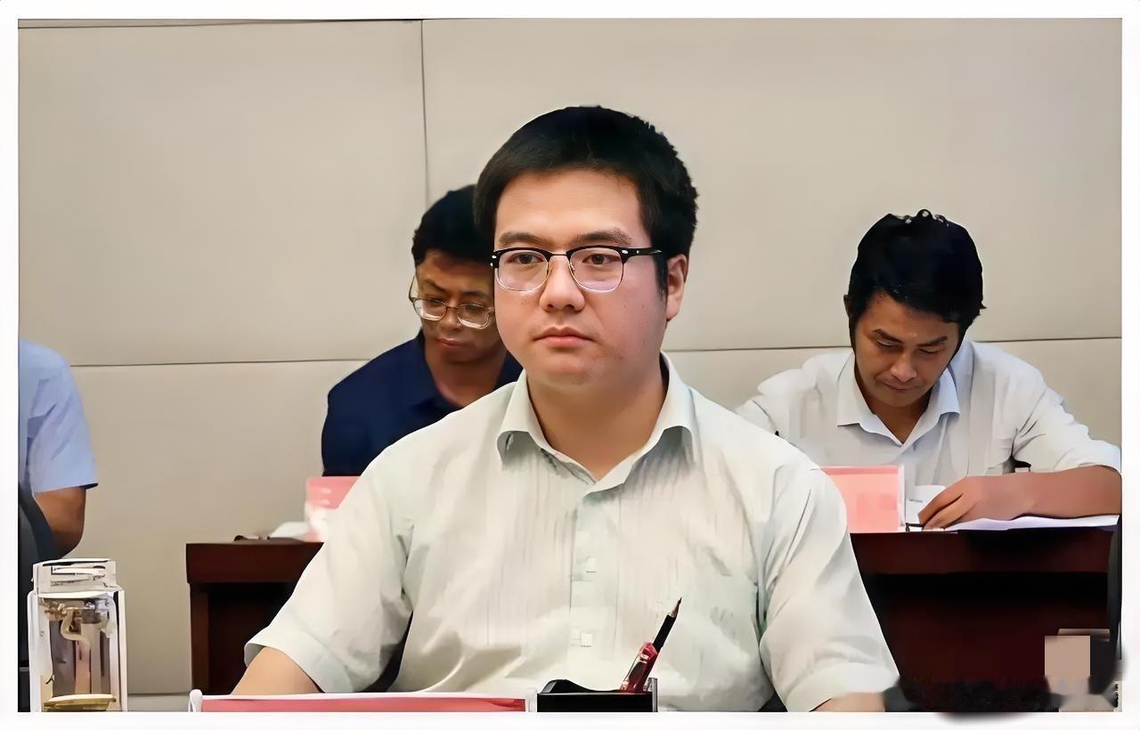 当年硬刚王健林的那个年轻县令落马了。7月16日消息，当年32岁、全省最年轻的丹寨