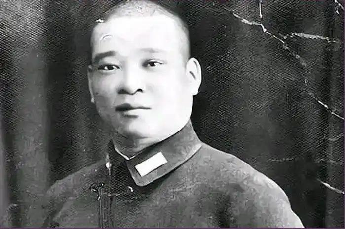 1949年8月，两名军管会干部拿着清退名单，走进上海吴淞路466号。名单第一行写
