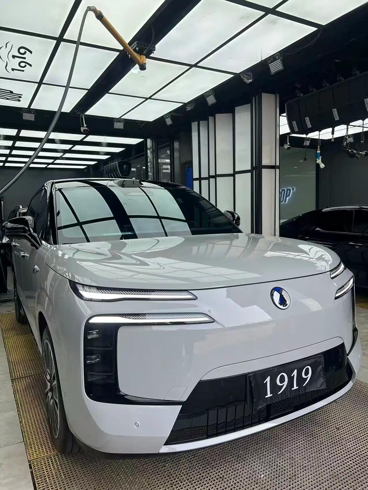 满载6人跑高速，腾势N8L闪充版亏电油耗稳定6.5L，加92号油就行，不用伺候高