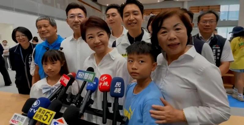【卢秀燕终于发声恭喜郑丽文当选！强调“团结前进”】据台媒报道，台中市长卢秀燕19