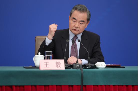王毅外长当着全世界的面教训日本？在8月15日，日本投降的80周年纪念日上，我