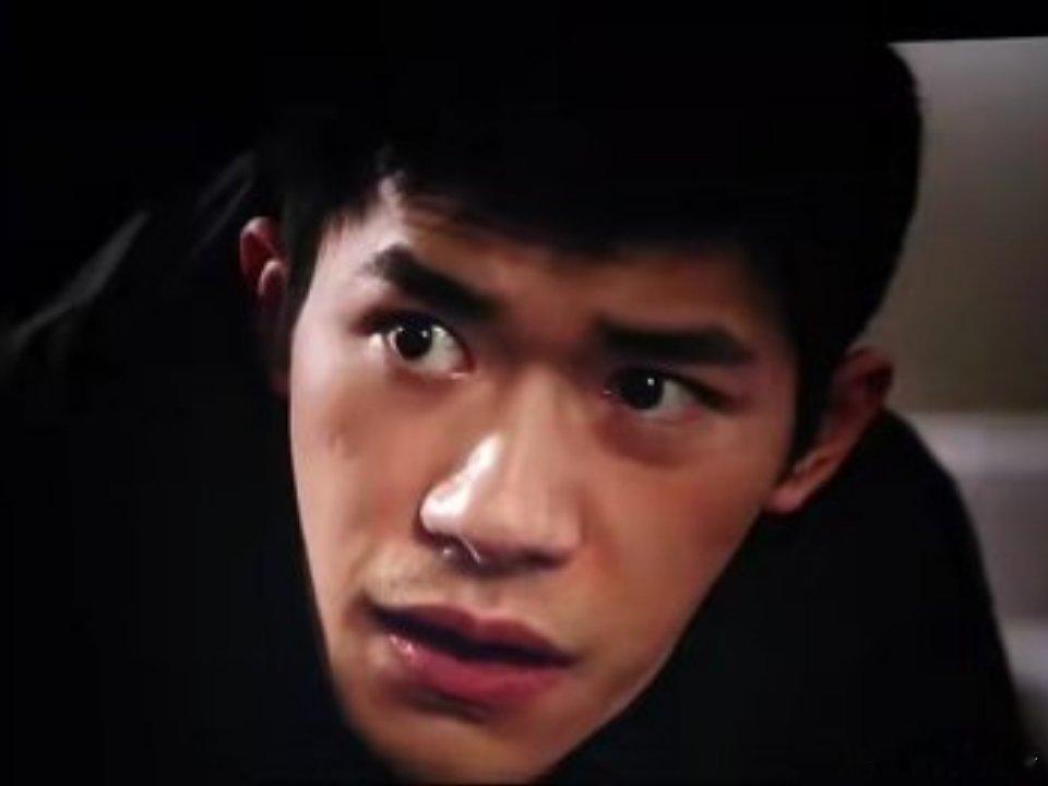 网友影评《惊蛰无声》张艺谋想学港片拍的稀碎，刘诗诗和杨幂emmo，易烊千玺还是演