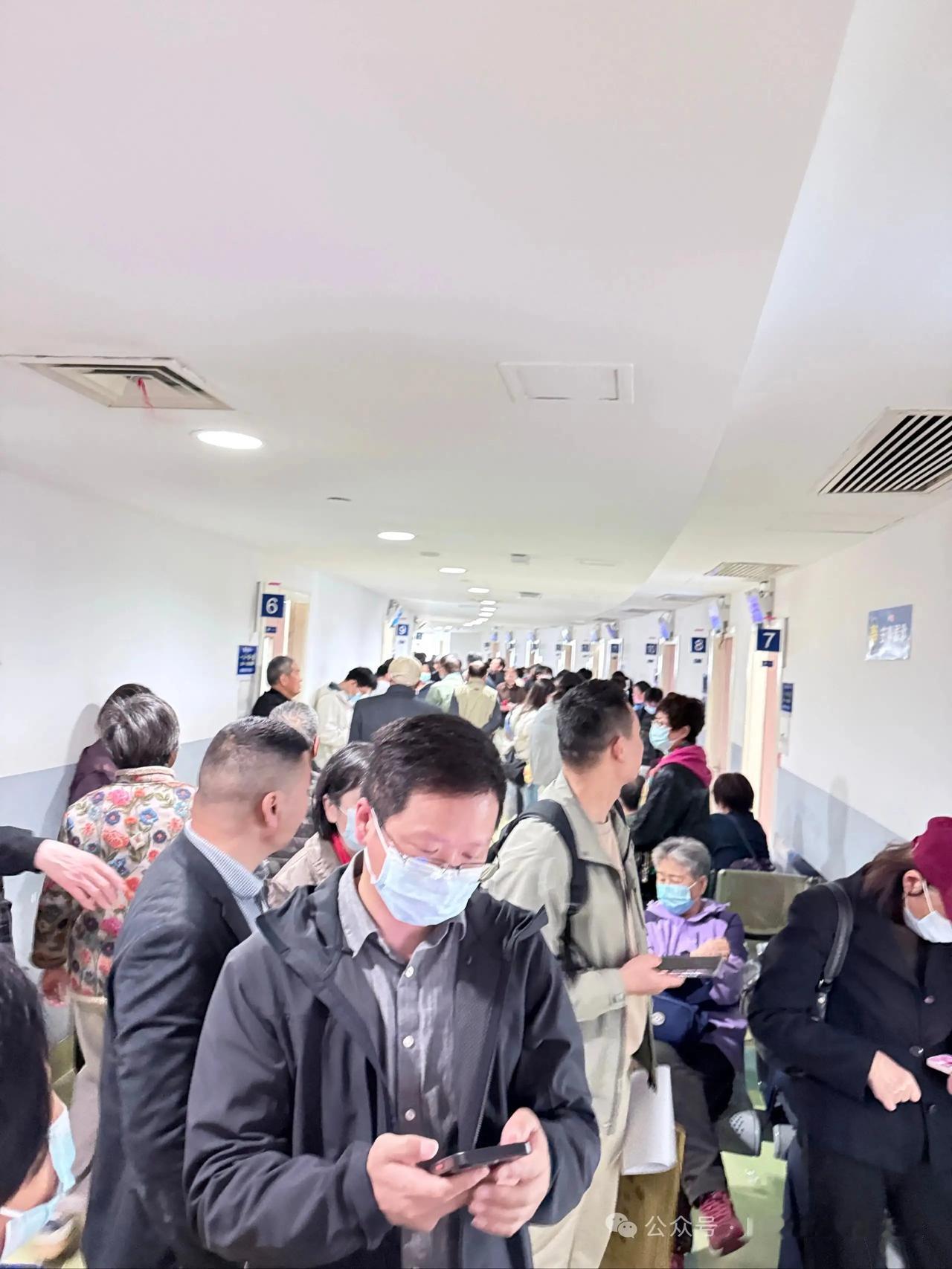 上海中山医院，能有个墙角坐坐，已经是很幸运了…排队，挂号；排队，