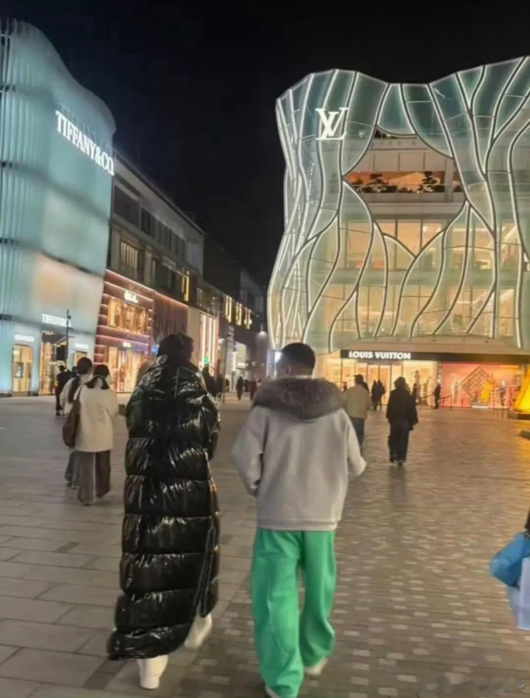 三里屯偶遇孙红雷和妻子王骏迪逛街孙红雷站在妻子旁边好娇小两人穿搭好休闲，状态也