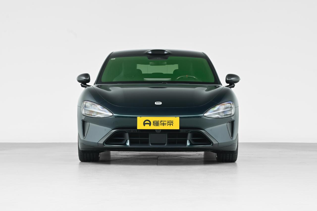 第一次看见小米SU7，第一眼气场很足，低趴姿态运动感拉满，线条简洁利落，灯组科技