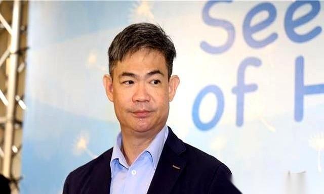 连战那俩儿子，赛道彻底对调了。以前，上牌桌的是哥哥连胜文，高调得很，选市长、