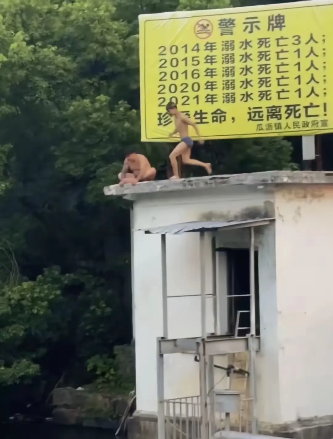 可惜到处不让下水！小时候也是这么往下跳