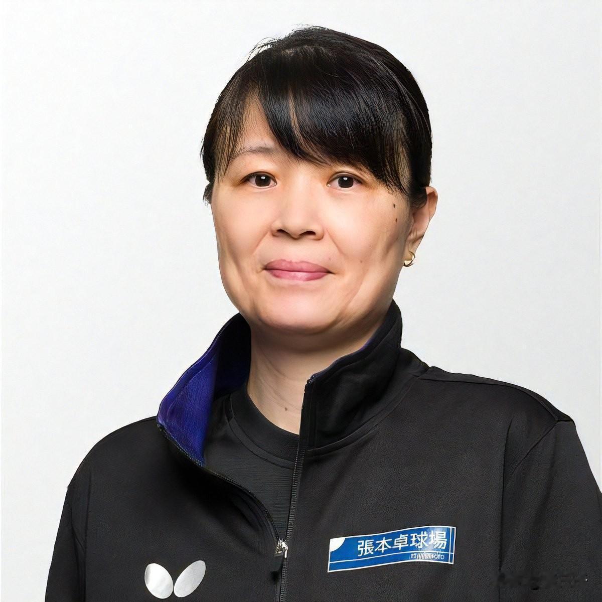 相对于她的老公张本宇，同为教练，张本凌的日子要好过一点，她任职的是日本男乒教练，