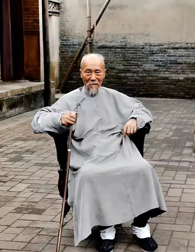 1900年，李鸿章一张罕见留影，他身着长袍，手持手杖庭院尽显老态
