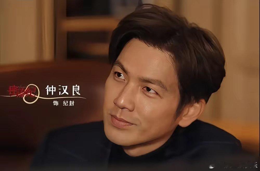 别再盯着钟汉良51岁的脸了。我告诉你，他和40岁的经超，根本就是给朱珠抬轿子的。