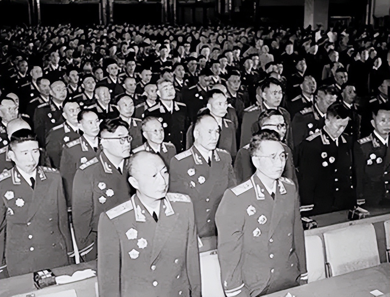 1955年，授衔仪式举办在即，毛主席在名单中看到了一位将领被授予少将军衔时，坚决