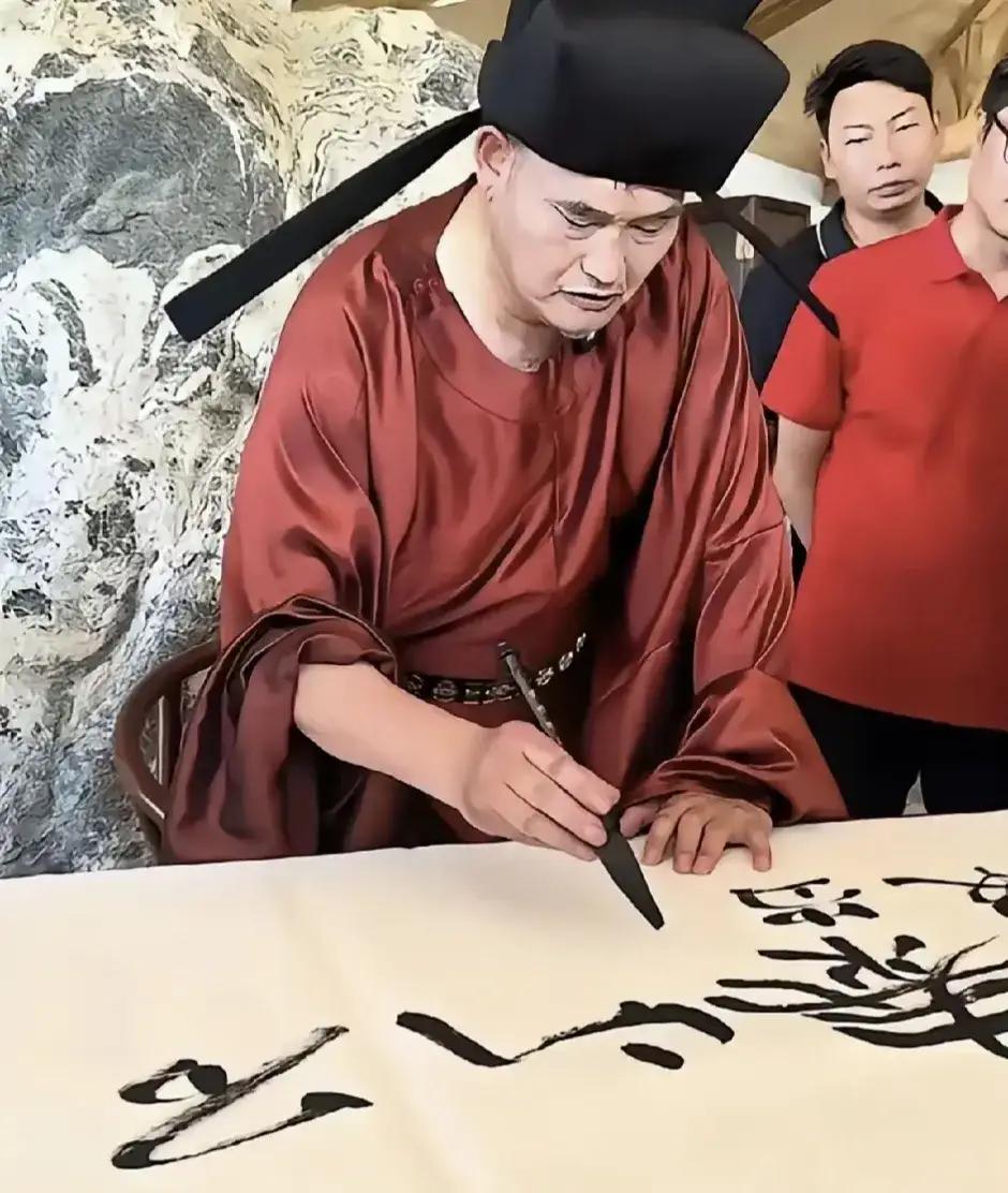 近日，大衣哥朱之文给景区题字又惹争议！？有人说，朱之文，一个小学二年级都没上完