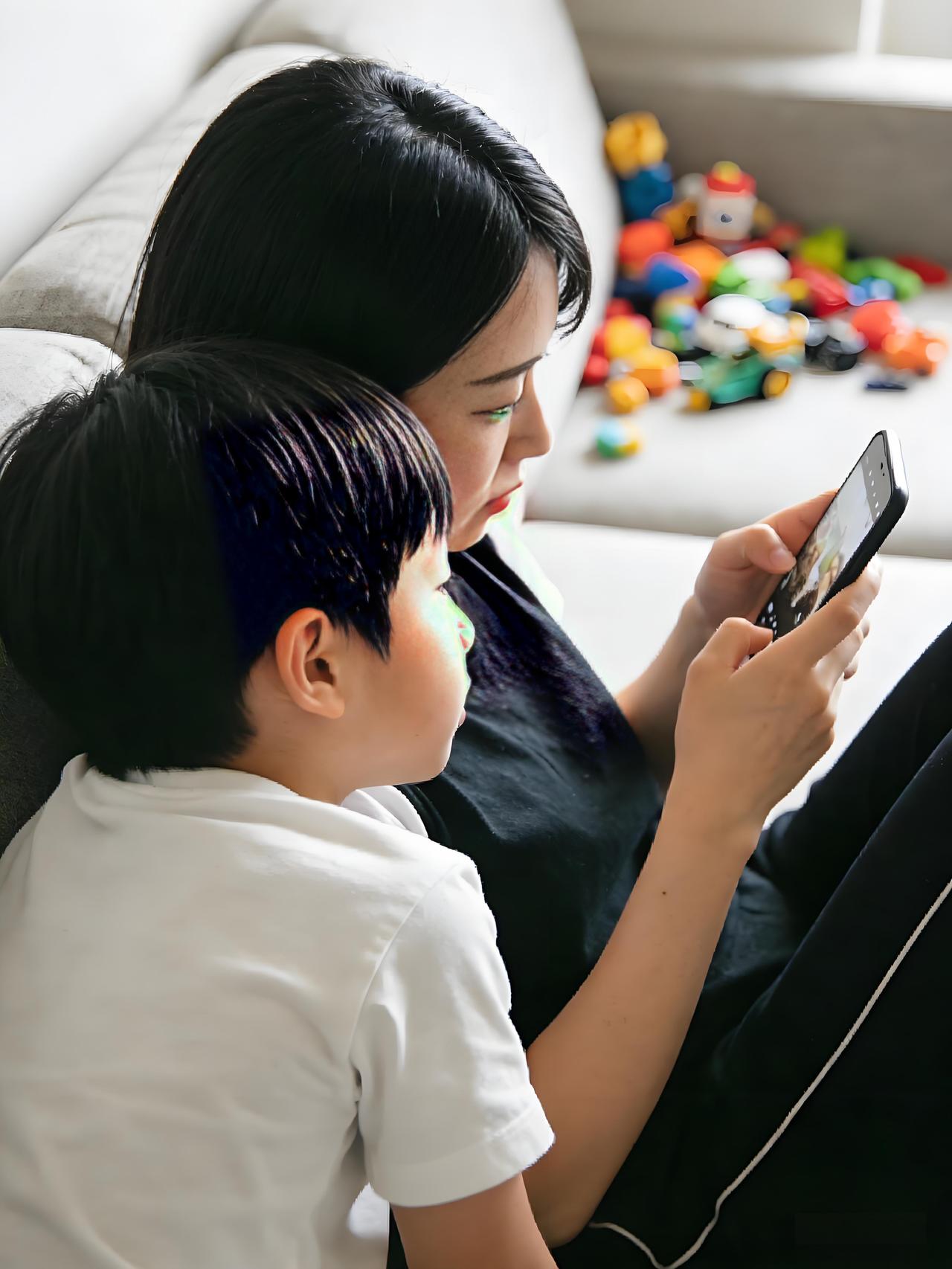 真的快被我媳妇气到无语了！说了无数次，别当着孩子的面一直刷手机，可她就是不