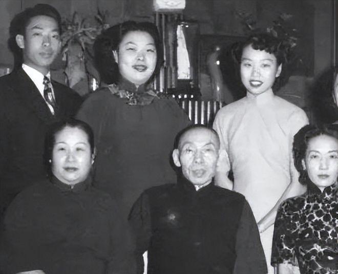 有一次，杜月笙为了检查儿子是否聪明，就让人在桌子上放了三样东西：“银元、金条和钞