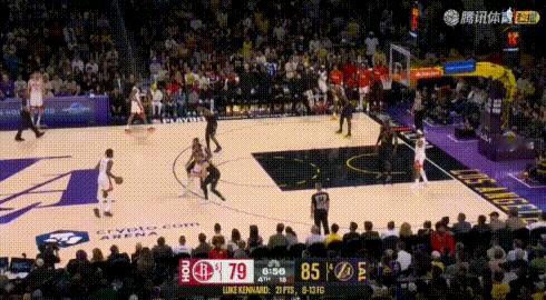 被包夹失误多？看看杜兰特队友咋跑位的！杜兰特接球后本是错位肯纳德的，斯玛特摆明