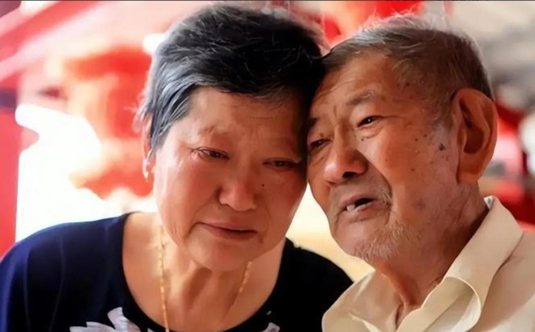 2012年，102岁台湾老兵，耗时66年，终于找到亲生女儿。谁料，一见面，女儿伸