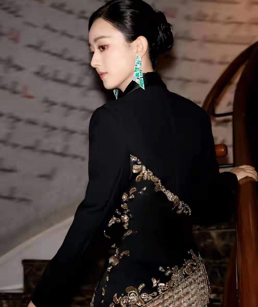 赵丽颖直播时一个小动作，竟被骂上热搜：她到底做错了什么？离婚五年，赵丽颖和冯