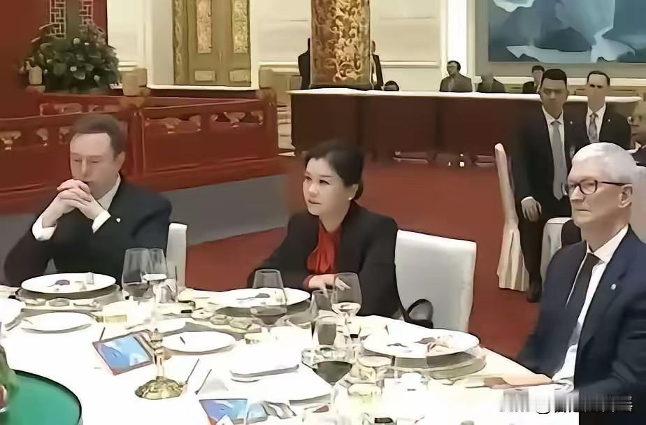 坐在马斯克和库克中间的周群飞，真的太不简单！​真的把“中国实干派”的牌面拉满了