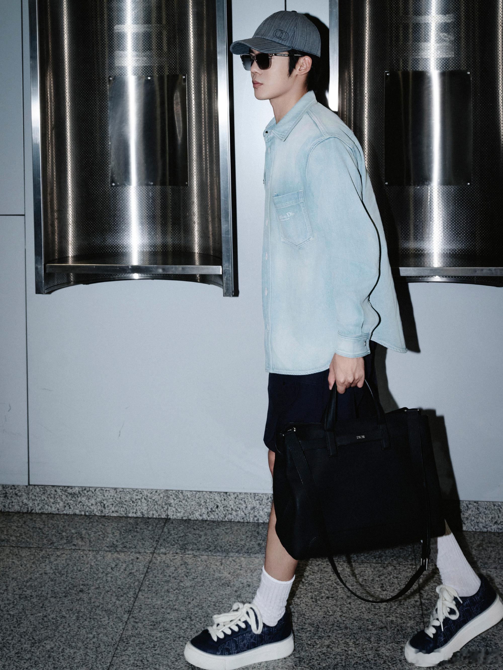 于适×DIOR2026春夏男装大秀巴黎抵达🛬简洁的牛仔衬衫搭配白T短裤