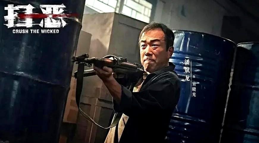 包贝尔这次真把我给看愣了！网大《扫恶》里，他演的悍匪张斌，长发一留，眼神阴鸷