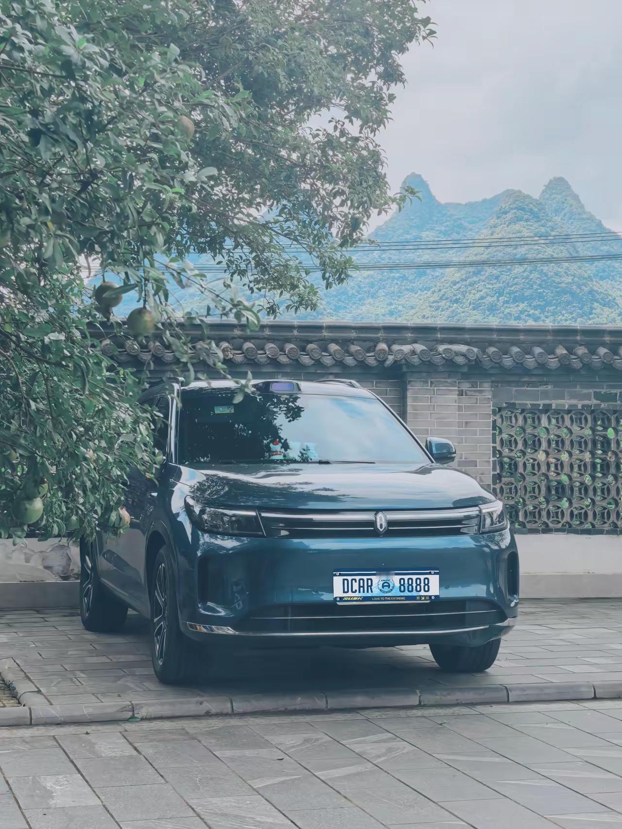 一哥们当初就是冲着“华为智驾，遥遥领先”这八个字，脑子一热把M7开回了家。提车那