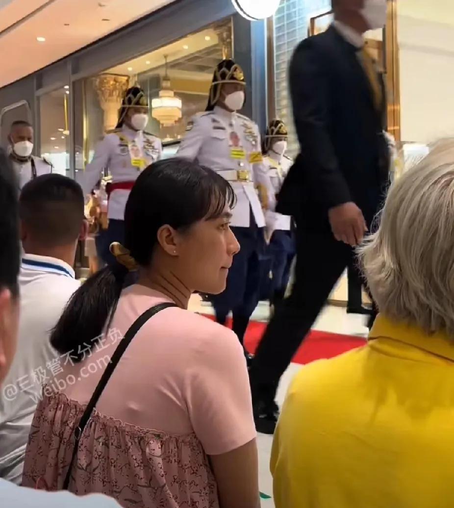 一位去泰国旅游的小姐姐偶遇泰国国王，然后和其他泰国人一样跪地迎接，简直让人难以理