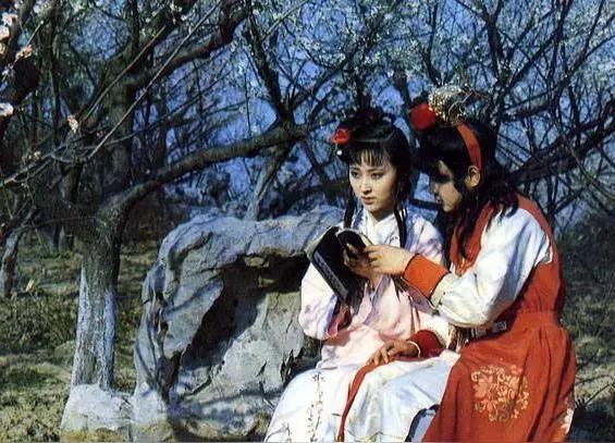 看着情绪正常，其实已经满身刀枪，以身破局！宝玉梨香院和宝钗蜜里调油，正是情到深