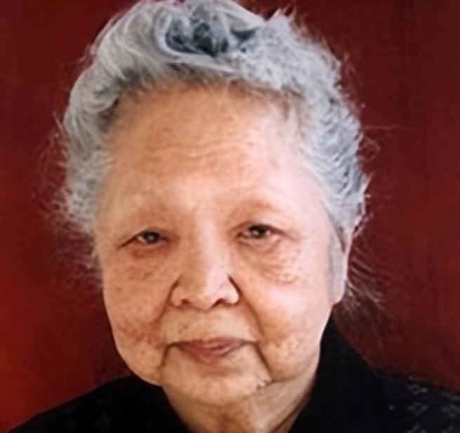 1957年，美国海关私吞了中国女人行李箱里的6800美金，她却开心的笑了。殊不知