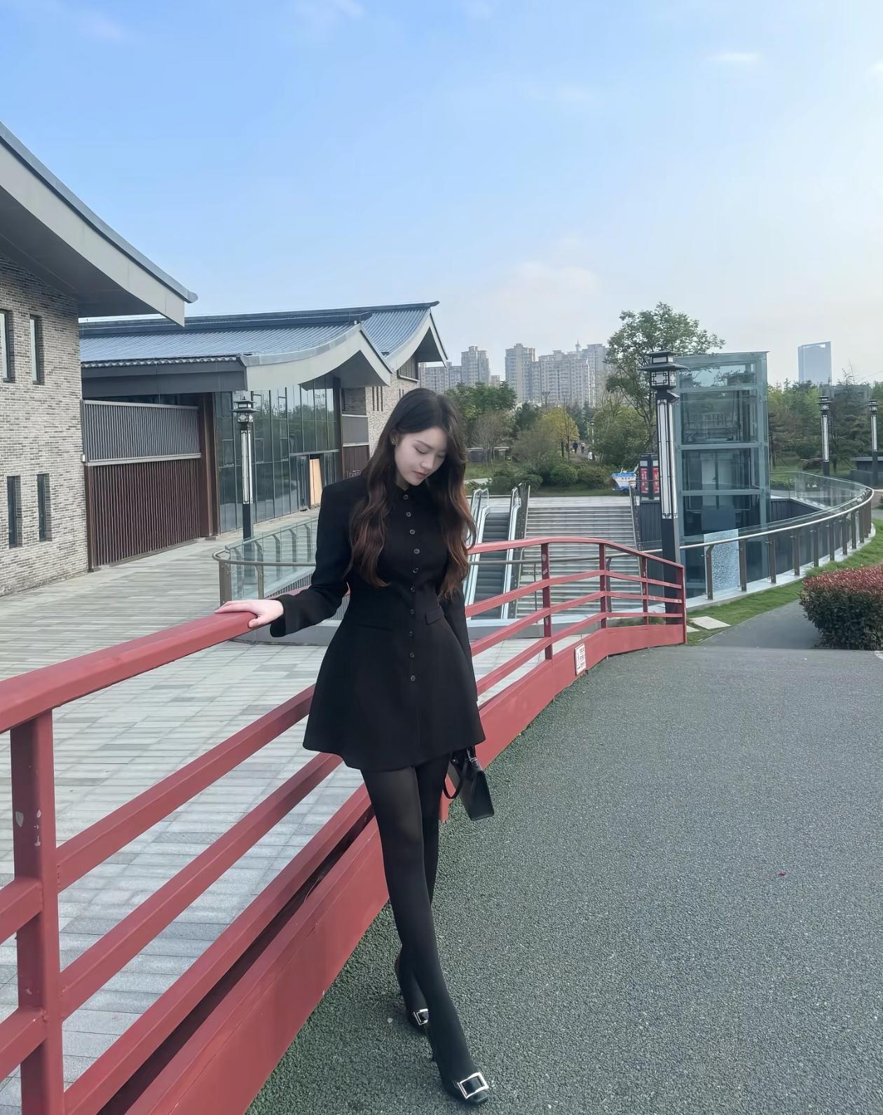 优雅黑裙，都市风范，红桥相伴，尽显时尚魅力。