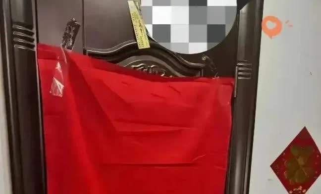 河北，一名男子邻居家的老人不幸去世了，在出殡当晚，邻居在男子家的入户门上挂了一块