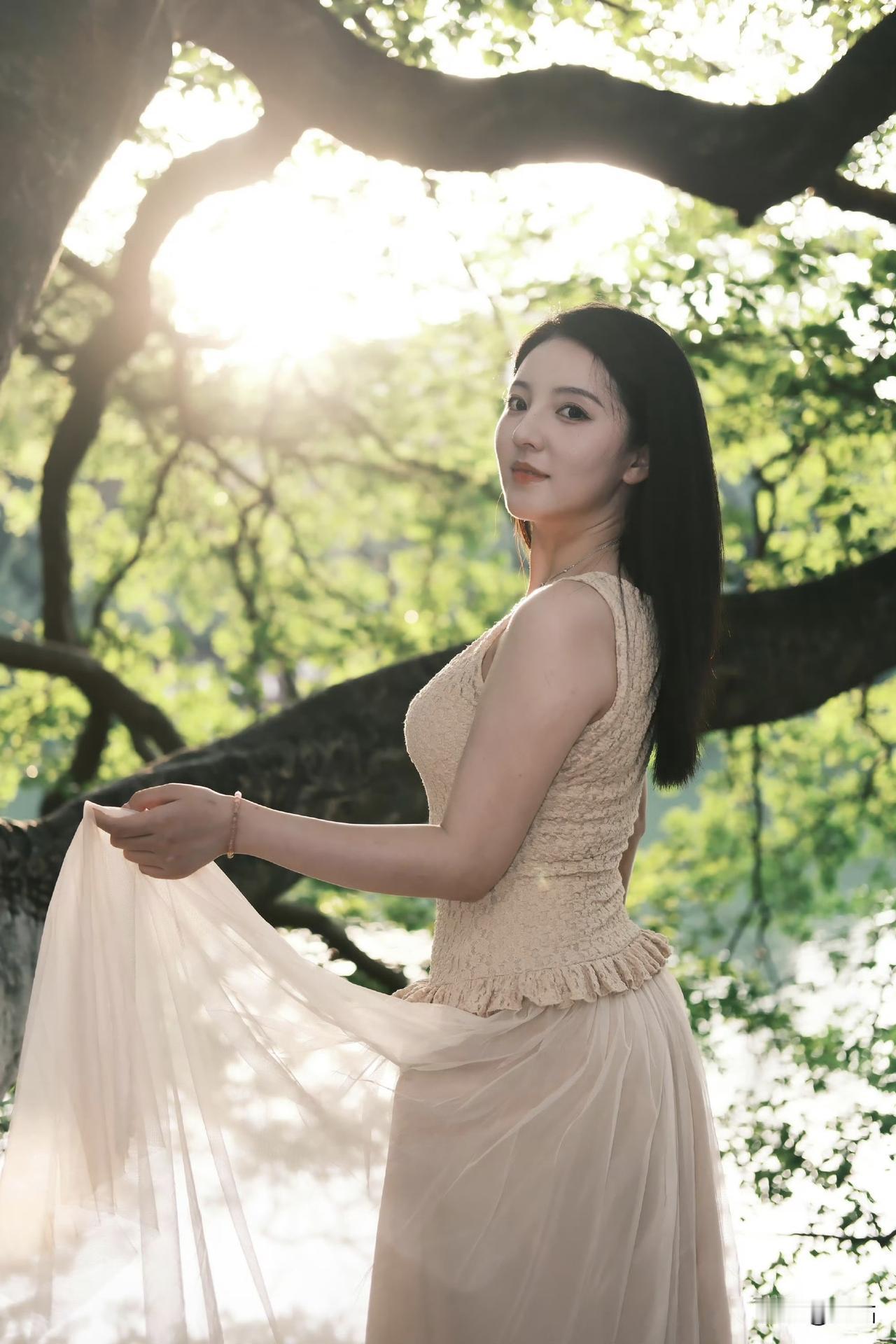 树影婆娑水色柔，浅杏裙裾韵难收。流光吻过香肩处，万种风情画里留。