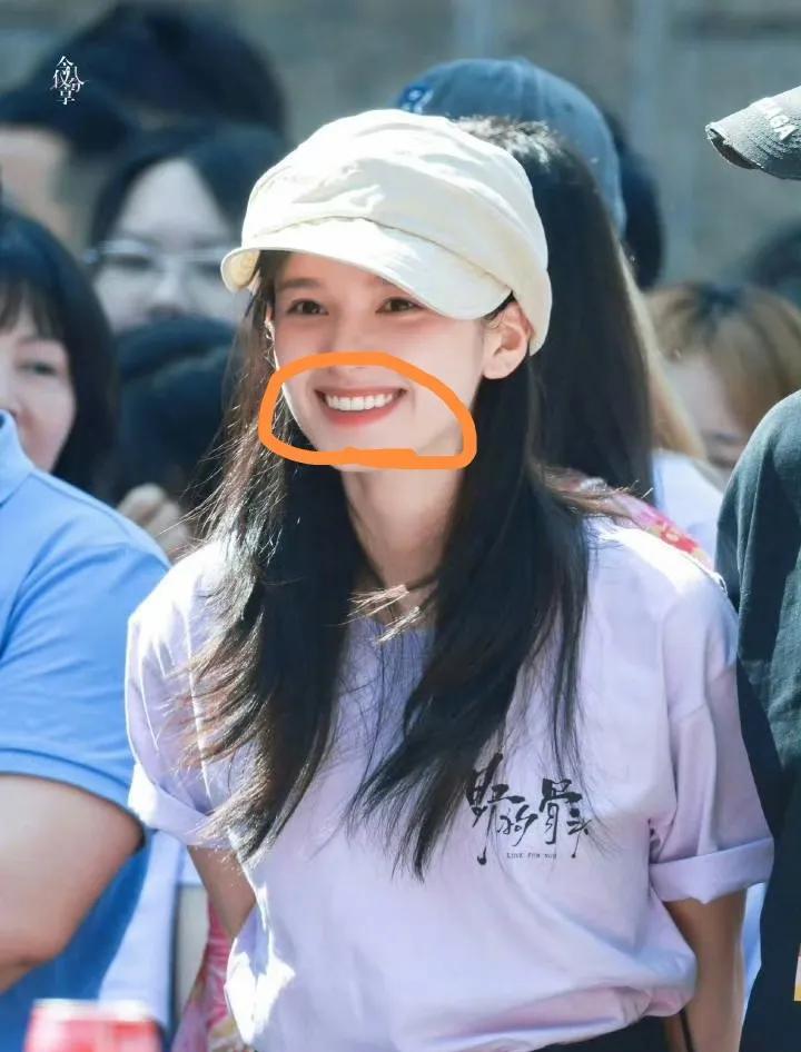 我嘴里的奶茶都喷出来了！谁懂啊！张婧仪这样的美女居然也有社死时刻。张婧仪你居