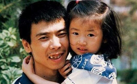 当年，冯小刚爱上了漂亮的徐帆，回家向妻子张娣提出离婚：“我爱上了别人，我们离婚吧
